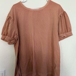 Universal thread s/s tee with ruffled sleeves